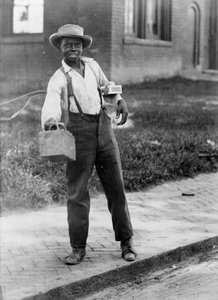 فتى تلميع الأحذية الأمريكي الأفريقي ، حوالي 1899 (صورة b / w) بواسطة مصور أمريكي
