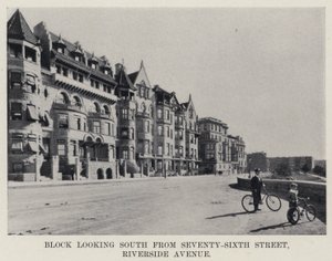 بلوك يتطلع إلى الجنوب من شارع Seventy-Sixth ، شارع Riverside (صورة b / w) بواسطة مصور أمريكي
