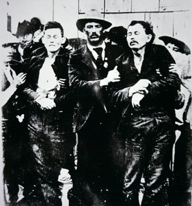 Bob and Grat Dalton with law officers بواسطة مصور أمريكي