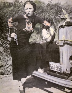 بوني باركر تتظاهر بأنها `` قاسية '' بمسدس وسيجار ، حوالي عام 1934 (صورة أبيض وأسود) بواسطة مصور أمريكي