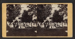 الأطفال والملعب ، مجتمع أونيدا ، ولاية نيويورك ، حوالي 1870 (صورة بالأبيض والأسود) بواسطة مصور أمريكي