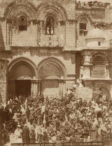 كنيسة القيامة ، القدس ، مع الفناء المزدحم بالحجاج المتجمعين لعيد الفصح ، 1898-1911 بواسطة مصور أمريكي