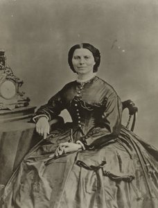 كلارا بارتون ، حوالي عام 1865 (صورة بالأبيض والأسود) بواسطة مصور أمريكي