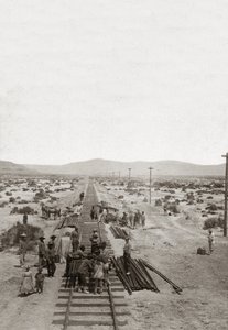 البناء في عام 1869 للسكك الحديدية في وسط المحيط الهادئ - نيفادا - قام العمال ببناء خطوط السكك الحديدية لشركة Central Pacific لبناء أول خط سكة حديد عابر للقارات في أمريكا الشمالية. (شركة سكك حديد وسط المحيط الهادئ) بواسطة مصور أمريكي
