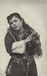 فتاة ترقص في شارع مسرح القاهرة بواسطة مصور أمريكي