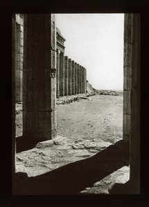الواجهة الأمامية لمعبد حتشبسوت ، دير البحري (شريحة الفانوس) بواسطة مصور أمريكي