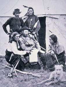 الجنرال جورج أ.كوستر (1839-1876) مع الكشافة الهنود أثناء رحلة يلوستون عام 1873 بواسطة مصور أمريكي