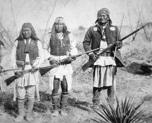 Geronimo and three of his Apache warriors بواسطة مصور أمريكي