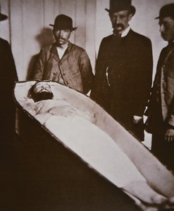 جيسي جيمس في نعشه بعد أن قُتل بالرصاص عام 1882 (صورة بالأبيض والأسود)