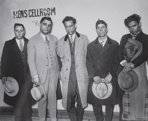 جو أيلو (1891-1930) مع أتباعه في حجز الشرطة بواسطة مصور أمريكي