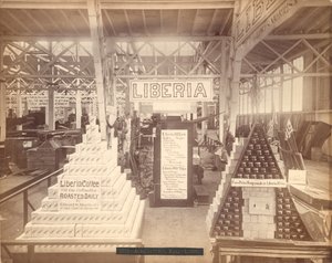 عرض الصابون والقهوة في ليبيريا ، القاعة الزراعية ، معرض فيلادلفيا المئوية ، 1876 (طبعة زلال) بواسطة مصور أمريكي