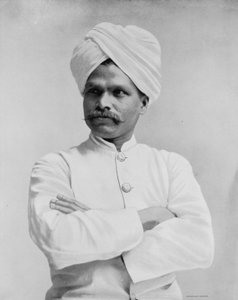 جوزيف ، "شرق الهند" بالزي السيلاني التقليدي ، حوالي 1893 (صورة بالأبيض والأسود) بواسطة مصور أمريكي