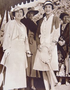 Mrs Helen Wills Moody (right) the American tennis champion, meets the Duchess of York at the All-England Club at Wimbledon during the Lawn Tennis Championship in 1935 (b/w photo) بواسطة مصور أمريكي