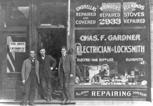 المتجر الأسود الوحيد من نوعه في الولايات المتحدة ، في 2933 State St.، Chicago، Illinois، c 1899 (b / w photo) بواسطة مصور أمريكي