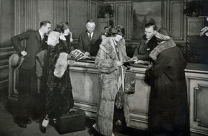 Passengers purchasing tickets at the ticket office of the Great Northern Railway, Chicago بواسطة مصور أمريكي