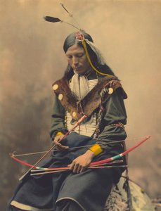صورة لقلادة عظم رئيس مجلس Oglala Sioux بواسطة مصور أمريكي