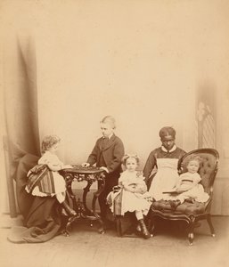 صورة لامرأة وأربعة أطفال، ستينيات القرن التاسع عشر (صورة) بواسطة مصور أمريكي