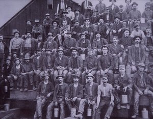 Sawmill workers بواسطة مصور أمريكي