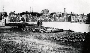 الجانب الجنوبي من حوض القناة ، ريتشموند ، فيرجينيا ، أبريل 1865 (صورة بالأبيض والأسود) بواسطة مصور أمريكي