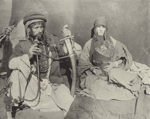 الرئيس البدوي والأسرة بواسطة مصور أمريكي