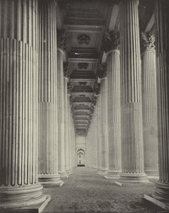 أعمدة Peristyle بواسطة مصور أمريكي