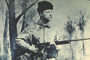 ثيودور روزفلت في ثوب الصيد ، حوالي عام 1885 (صورة بالأبيض والأسود) بواسطة مصور أمريكي