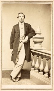 رجل مجهول الهوية يرتدي معطفًا علويًا متكئًا على عمود ، حوالي 1860-1875 (طباعة زلال) بواسطة مصور أمريكي