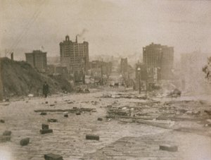 منظر لأفق سان فرانسيسكو بدخان من الحريق الناجم عن الزلزال ، 1906 بواسطة مصور أمريكي