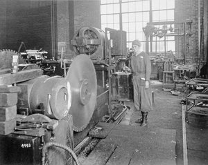 نساء يعملن في مصنع خلال الحرب العالمية الأولى ، حوالي عام 1917 بواسطة مصور أمريكي