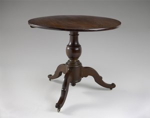 طاولة المركز ، ج. 1850-1870 (الجوز الأسود) بواسطة المدرسة الأمريكية