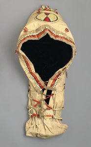 Cradle Board مع عمل Quill ، من صنع شعب Arapaho ، c.1870s (الشاش والصفصاف والريشة الخيش والغزلان) بواسطة المدرسة الأمريكية