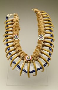 عقد مخالب الدب Grizzly ، Iowa ، أمريكي أصلي ، c.1830 (قشعريرة ، مخالب دب متشابكة ، خرز زجاجي)