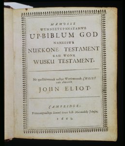 Mamusse Wunneetupanatamwe up-Biblum God (الجامع إله الكتاب المقدس) ، صفحة عنوان من الكتاب المقدس ، والمعروف أيضًا باسم الكتاب المقدس إليوت الهندي ، مترجمة إلى لغة ماساتشوست من قبل القس جون إي بواسطة المدرسة الأمريكية
