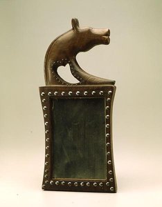 مرآة ، أوماها ، أمريكي أصلي ، حوالي 1885 (جوز ومرآة بمسامير نحاسية) بواسطة المدرسة الأمريكية