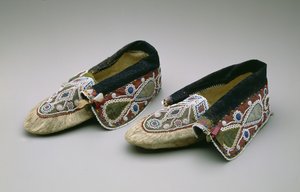 Moccasins, Chippewa, c.1835 (buckskin, glass beads, cotton, silk fabric & ribbon) بواسطة المدرسة الأمريكية