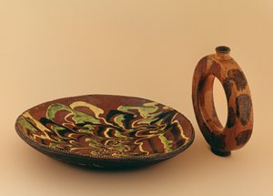 طبق بيضاوي من Redware مطلي بطلاء زجاجي رخامي وحامل مياه (سيراميك) بواسطة المدرسة الأمريكية