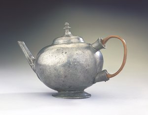 ابريق شاي من بوسطن ، ماساتشوستس ، 1740-60 (البيوتر والخشب)