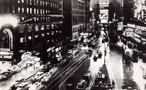 تايمز سكوير في الليل ، نيويورك ، ج .1930 (بعد صورة) بواسطة المدرسة الأمريكية