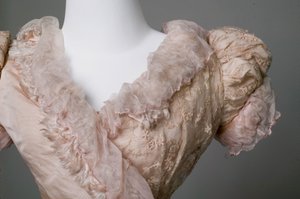 فستان سلسلة المفاتيح بواسطة المدرسة الأمريكية