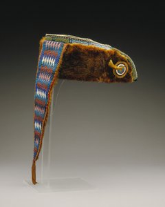 عمامة ، Mesquakie ، c.1880 (قشعريرة ، نسيج قطن ، شريط حرير ، خرز زجاجي ، مخلب دب) بواسطة المدرسة الأمريكية