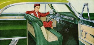 امرأة تجلس في مقعد السائق في سيارة كوبيه موديل 1950 بواسطة المدرسة الأمريكية