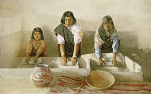 النساء يطحنن الذرة ، بويبلو لاجونا ، حوالي 1905 (لون ليثو) بواسطة المدرسة الأمريكية
