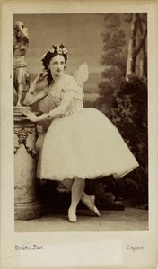 صورة لراقصة الباليه مارفا مورافييفا 1838-1879 في باليه ديافولينا ... ، 1863. بواسطة أندريه أدولف يوجين ديسديري