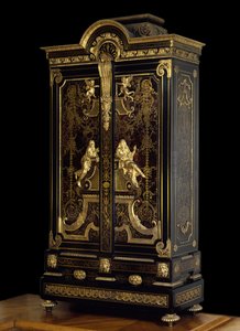 أثاث من طراز لويس الرابع عشر (1661-1715): خزانة ملابس تزين شخصيات أسباسي وسقراط المصنوعة من خشب البلوط والأبيني والتذهيب بواسطة أندريه بول (1642-1732) في 1710 باريس. متحف اللوفر