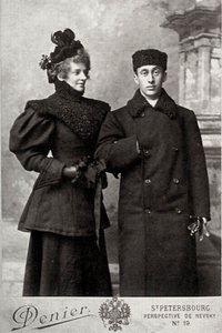 زينيدا جيبيوس ، الشاعر الروسي ، مع مؤرخ الفن أكيم فولينسكي ، c1890-c1894. بواسطة أندريه دينيير