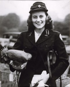 كيك كينيدي يرتدي زي الصليب الأحمر الأمريكي في لندن ، حوالي عام 1943 (صورة بالأبيض والأسود) بواسطة حشيشة الملاك (Attr. To) Kauffmann