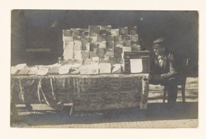 بائع الكتب فريدريك كوستر بجوار مكتبه في Hofplein في الكمار The Bookstall (العنوان على الكائن) بواسطة لويس فرانكنبرج