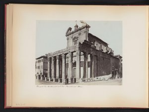 منظر لمعبد أنطونيوس وفاوستينا في المنتدى الروماني في روما ، إيطاليا Temple des Antonius und der Faustina. روم (العنوان على الكائن) بواسطة مجهول