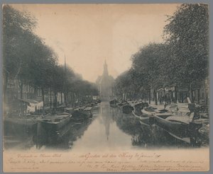 منظر لـ Turfmarkt و Nieuwe Kerk في لاهاي تحيات من لاهاي. Turfmarkt و Nieuwe Kerk (العنوان على الكائن) بواسطة روملر وجوناس