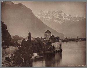 قلعة شيلون على بحيرة جنيف ، في المسافة Dents du Midi Chillon et la Dent du Midi (العنوان على الكائن) بواسطة شرودر وشركاه.